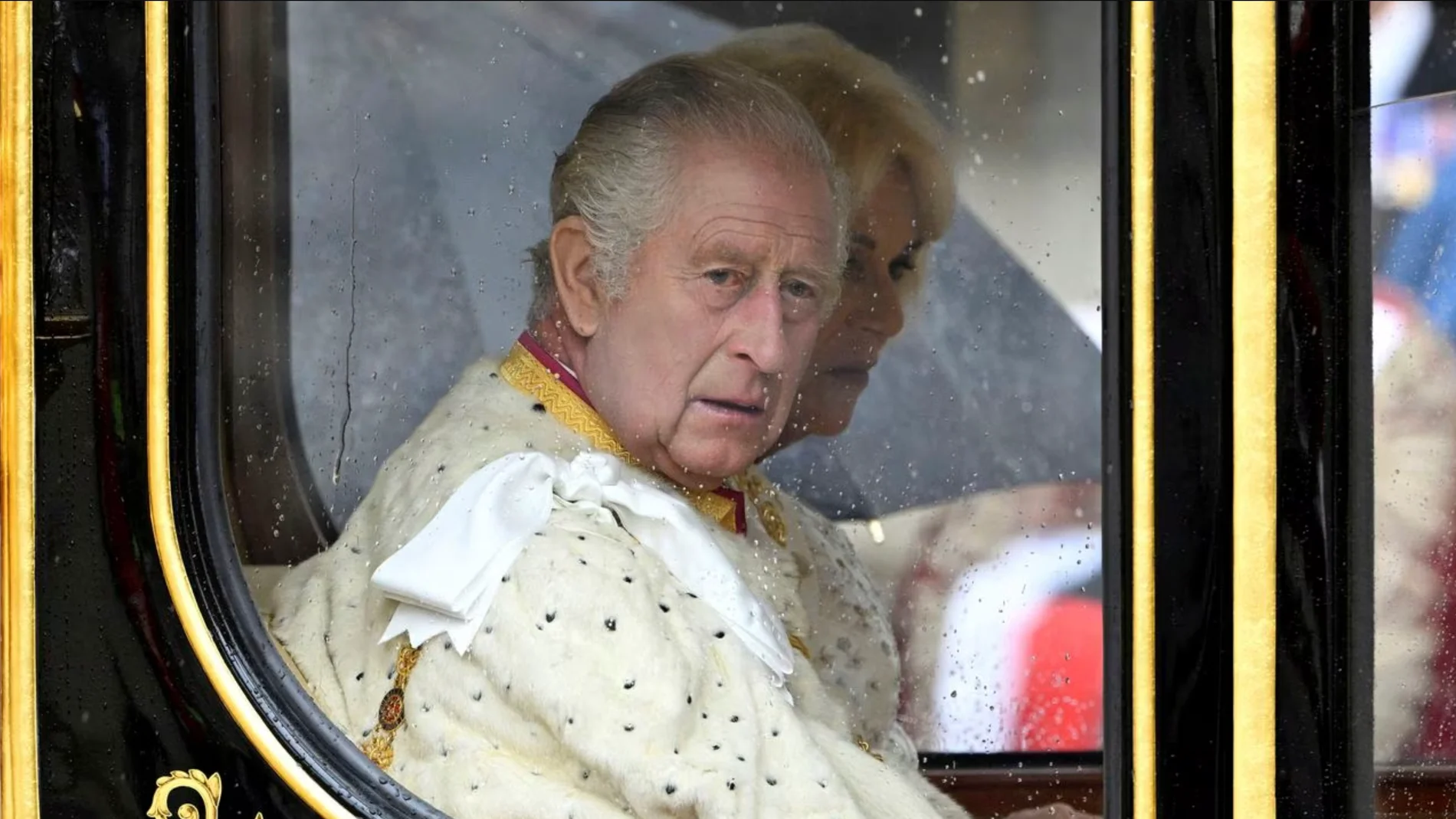 El rey Carlos III y la reina Camila son transportados en el carruaje estatal del Jubileo de Diamante