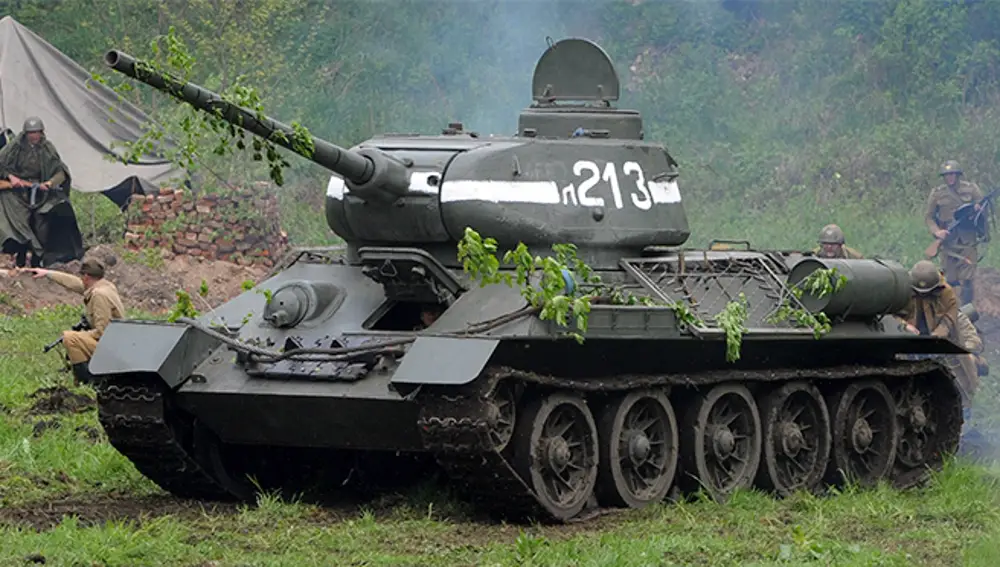 Tanque T-34 de la colección de Stanisław Kęszycki durante la reconstrucción de la Batalla de Berlín en la Fortaleza Modlin.