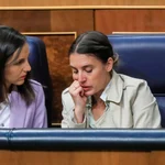 MADRID, 11/05/2023.- La ministra de Igualdad, Irene Montero (d) conversa con la ministra de Derechos Sociales, Ione Belarra (i) durante el Pleno del Congreso celebrado este jueves en Madrid.