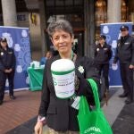 Una voluntaria de la AECC durante la cuestación en las calles de Valladolid