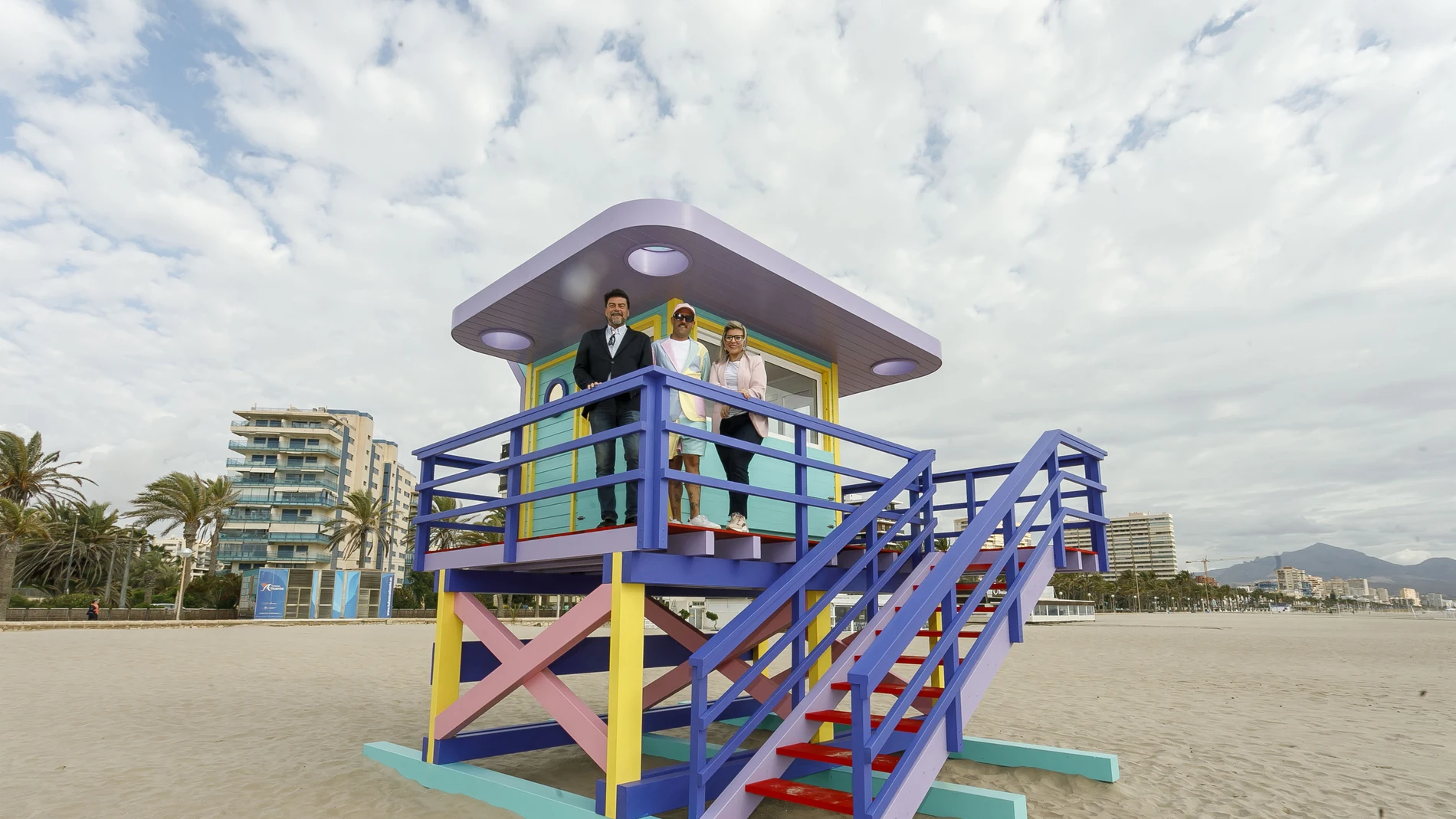 Hoy se ha instalado en la playa de San Juan la nueva caseta de socorrismo.