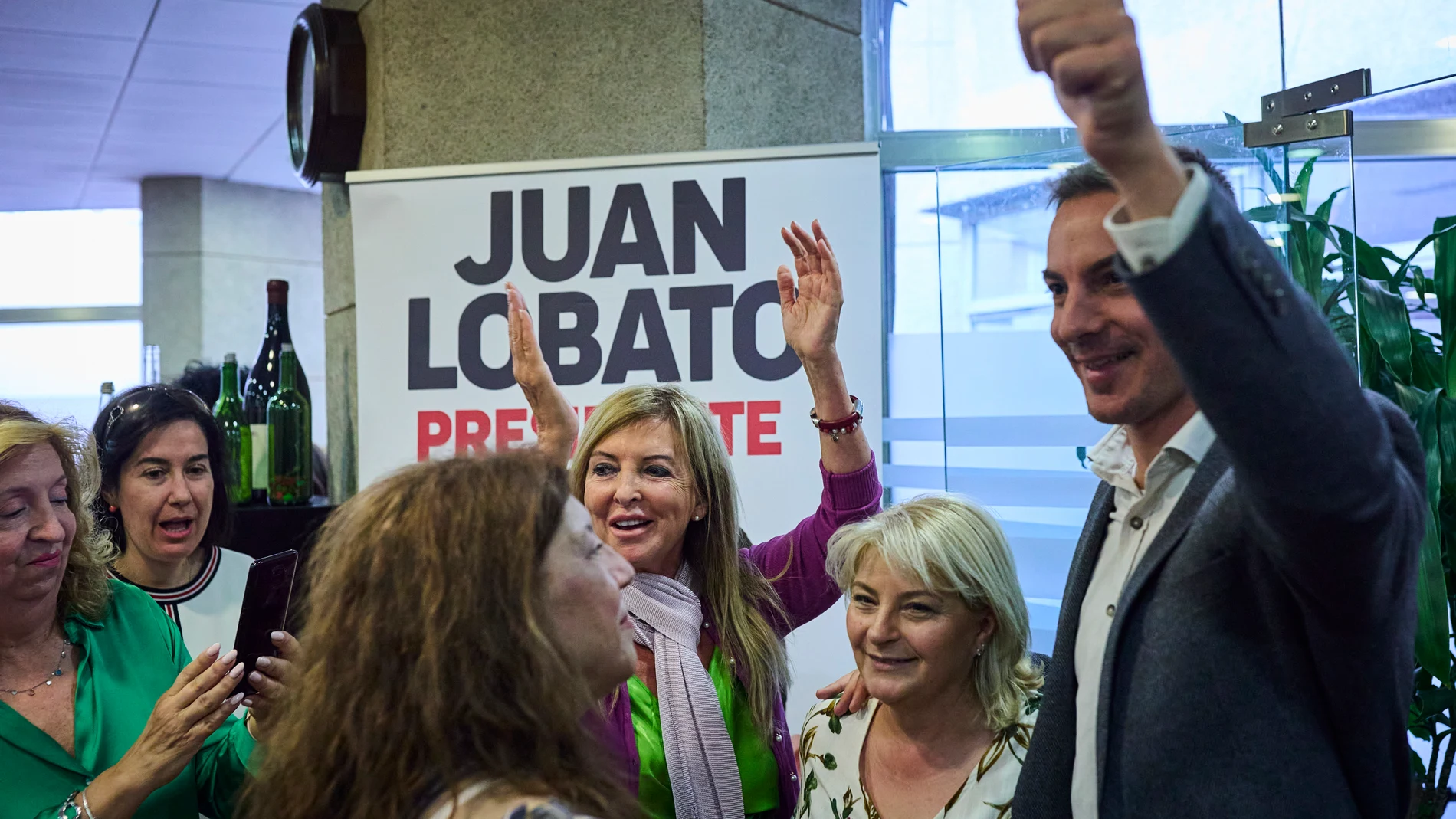 El candidato a la presidencia de la Comunidad de Madrid, Juan Lobato y la presidenta del PSOE, Cristina Narbona, se reúnen con mujeres progresistas en la cafetería de la sede de UGT Madrid © Alberto R. Roldán / Diario La Razón. 12 05 2023