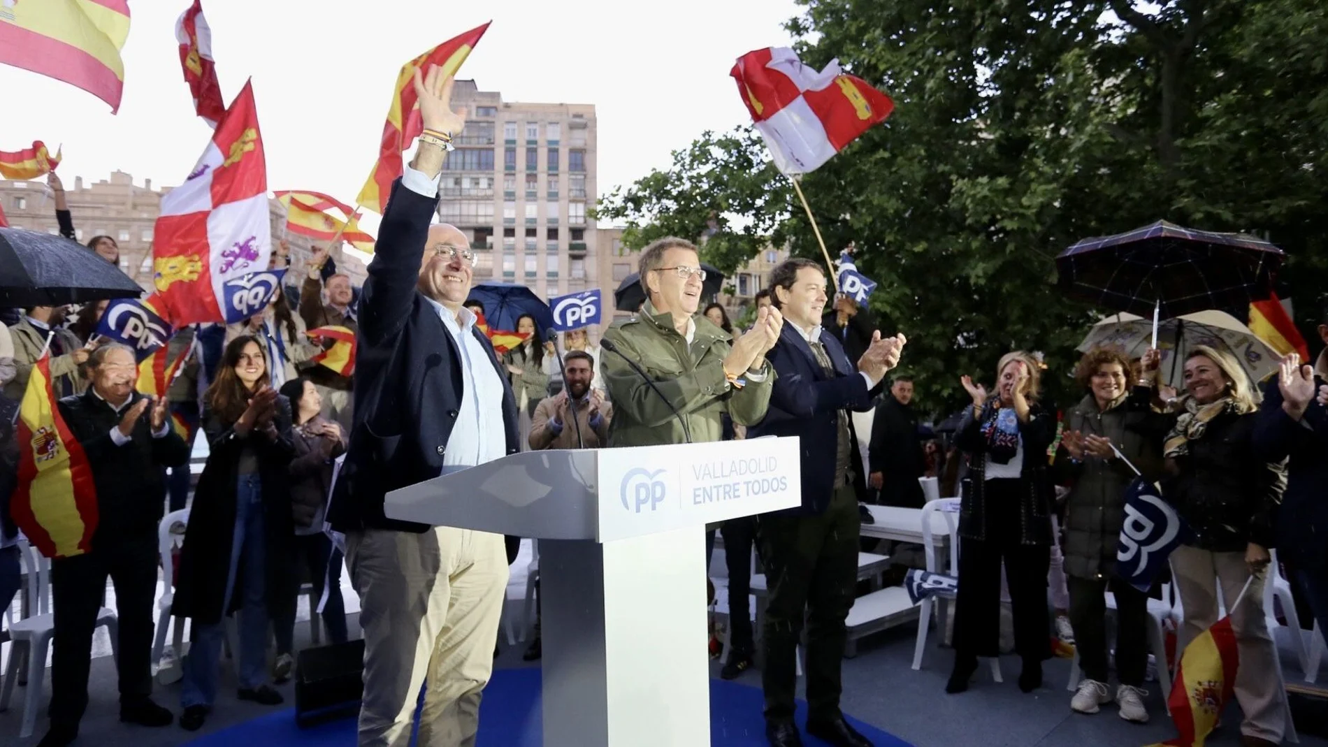 Feijóo, Mañueco y Carnero saludan a los asistentes al acto de campaña en Valladolid