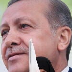 Una simpatizante del presidente Recep Tayyip Erdogan asiste a un mitin en Estambul