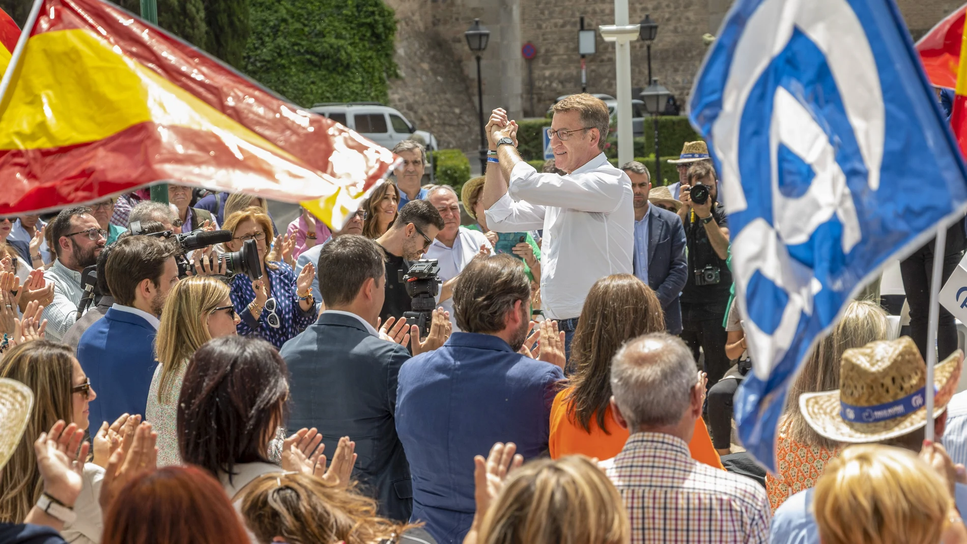 El presidente del PP, Alberto Núñez Feijóo, participa en un mitin en Toledo para arropar al candidato 'popular' a la Presidencia de la Junta, Paco Núñez, de cara a las elecciones municipales y autonómicas del 28 de mayo, este viernes en Toledo. 
