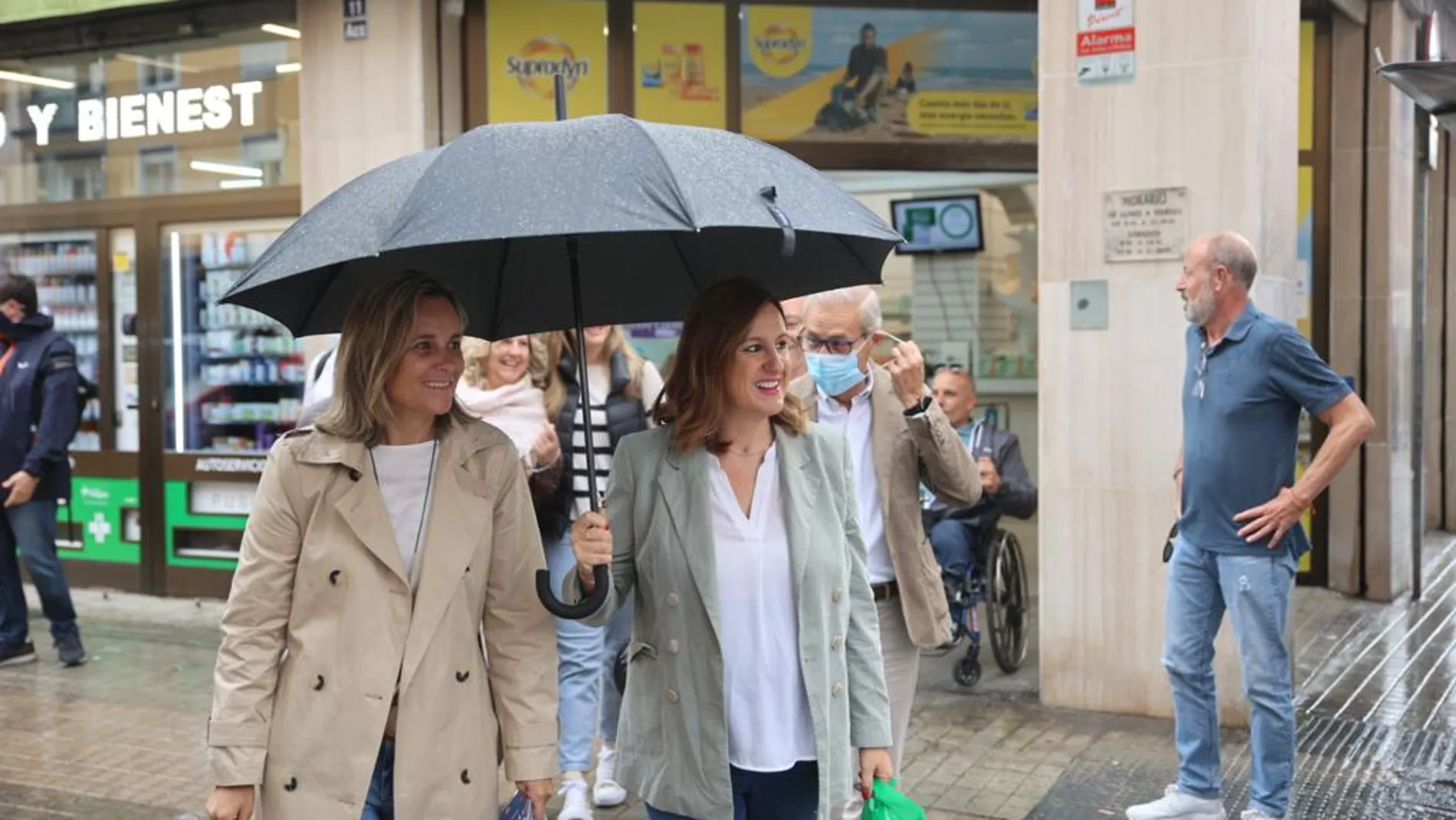 María José Catalá hoy durante su visita al barrio de Monteolivete