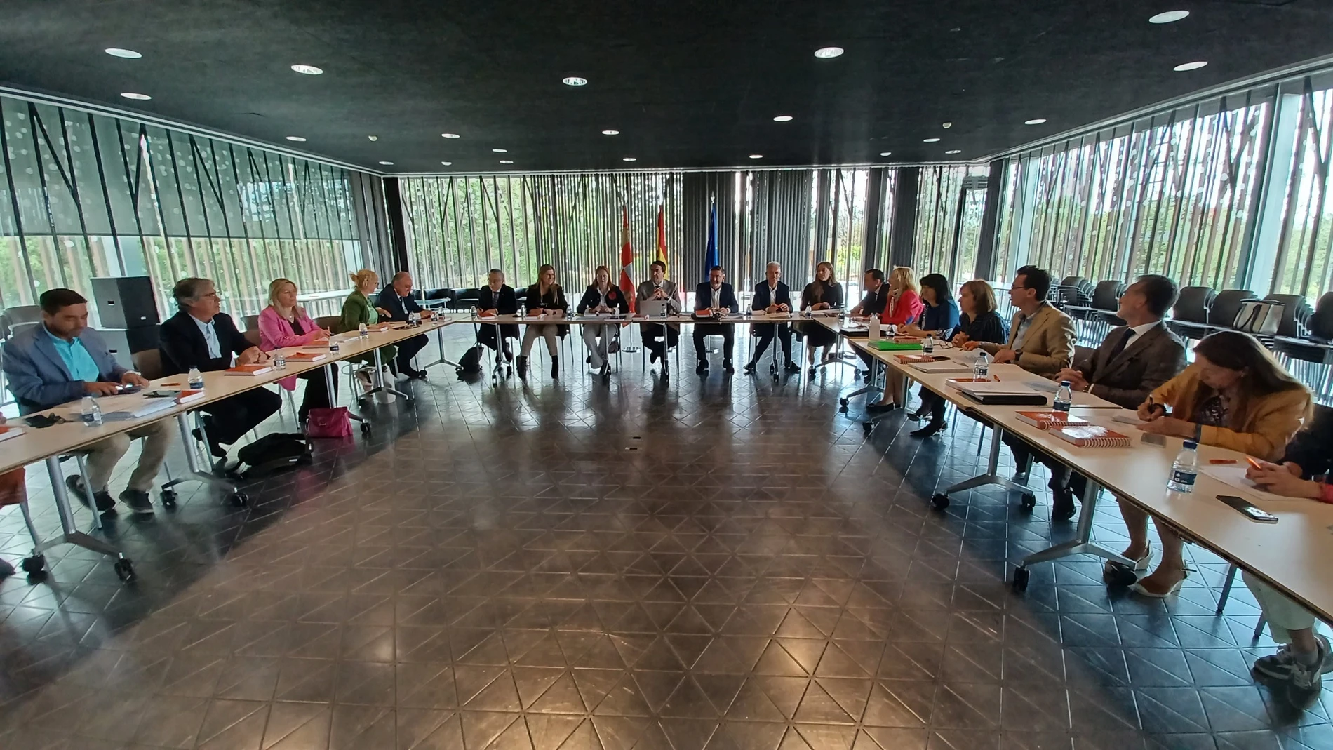 Reunión del consejero Juan Carlos Suárez-Quiñones con representantes de la Administración
