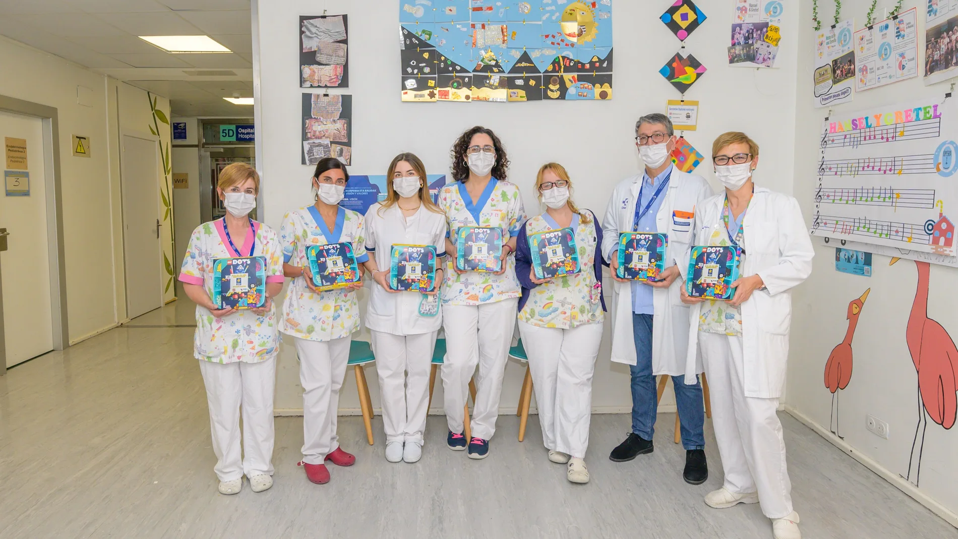 La Fundación Pequeño Deseo distribuye miles de juguetes del Grupo LEGO en las unidades infantiles de centros médicos