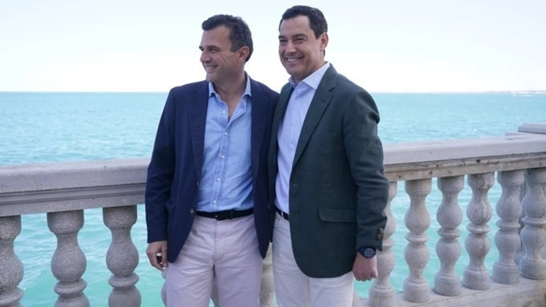 El presidente de la Junta, Juanma Moreno, junto al candidato del PP a la Alcaldía de Cádiz, Bruno García