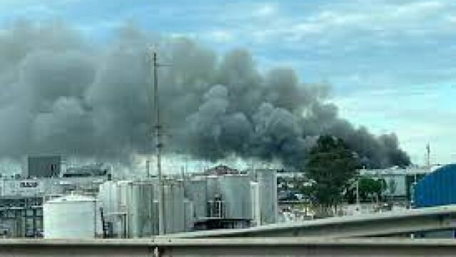 Vista del incendio en Mercabarna 