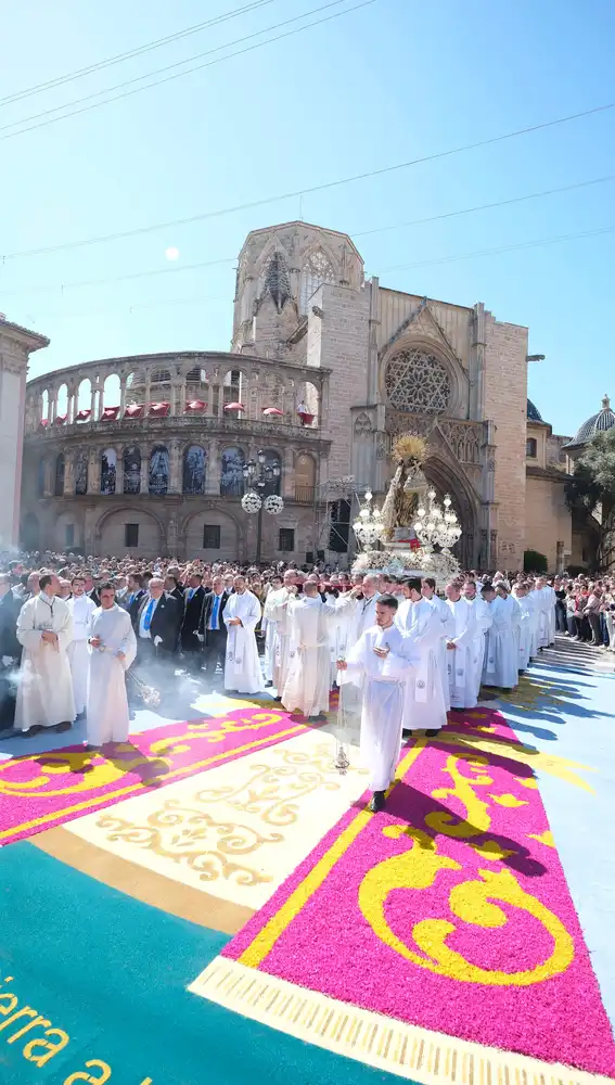 Un alfombra de virutas de color tapizaba la plaza de la Mare de Déu