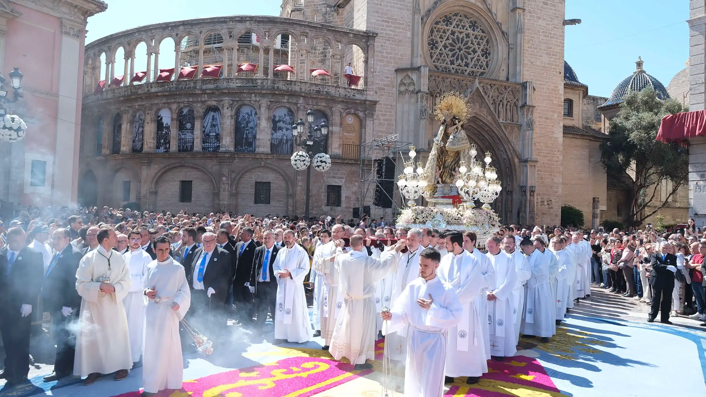 Un alfombra de virutas de color tapizaba la plaza de la Mare de Déu