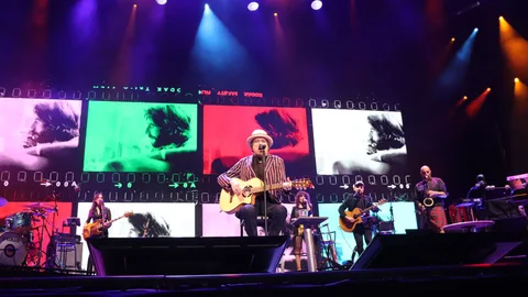 Joaquín Sabina en su segundo en la plaza de Toros de Alicante, anoche.