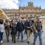 Mañueco, Bendodo, García Carbayo e Iglesias pasean por la plaza Mayor de Salamanca