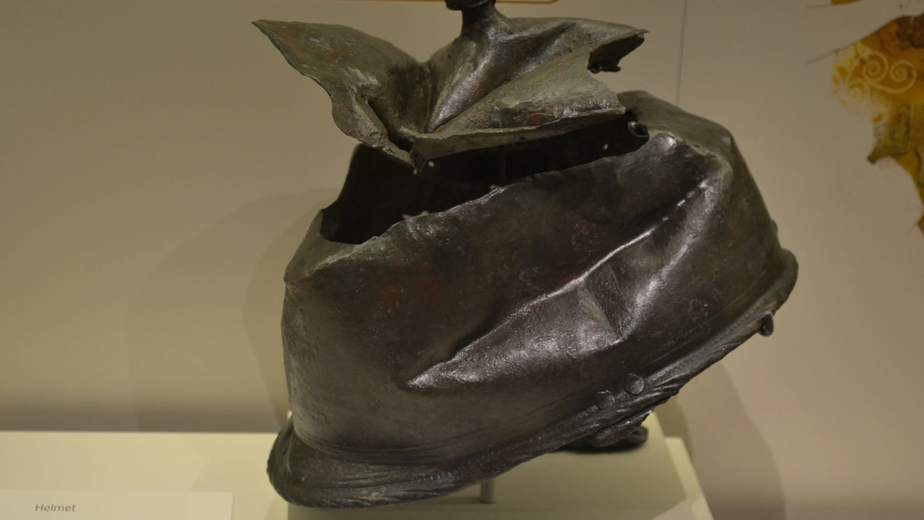 Casco itálico Montefortino de bronce completamente hundido e inutilizado. Muy empleado entre las fuerzas romanas y cartaginesas durante la Segunda Guerra Púnica