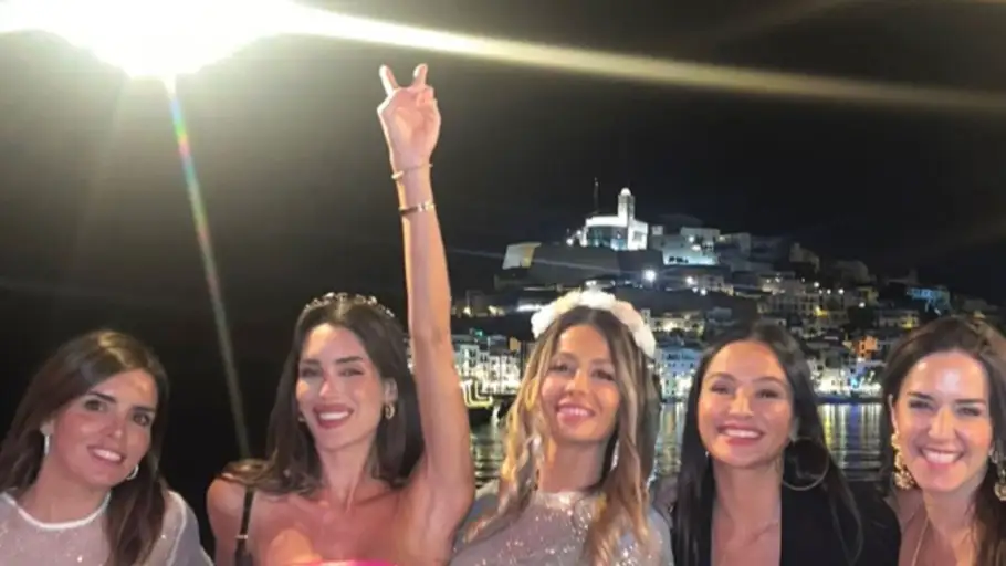 Marta López Álamo en Ibiza junto a sus amigas en su despedida de soltera