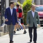 El presidente de la Junta de Andalucía Juanma Moreno (i) visita la ciudad autónoma de Ceuta para apoyar a Juan Jesús Vivas