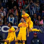 Los jugadores del Barça celebran uno de los goles al Espanyol
