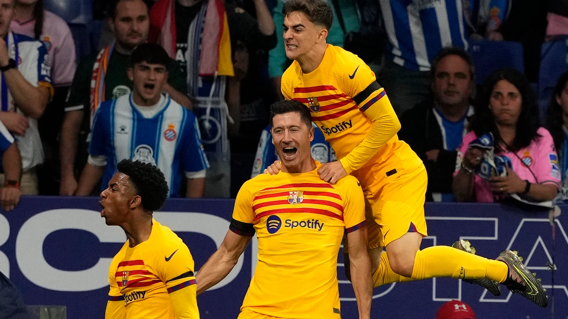 Los jugadores del Barça celebran uno de los goles al Espanyol