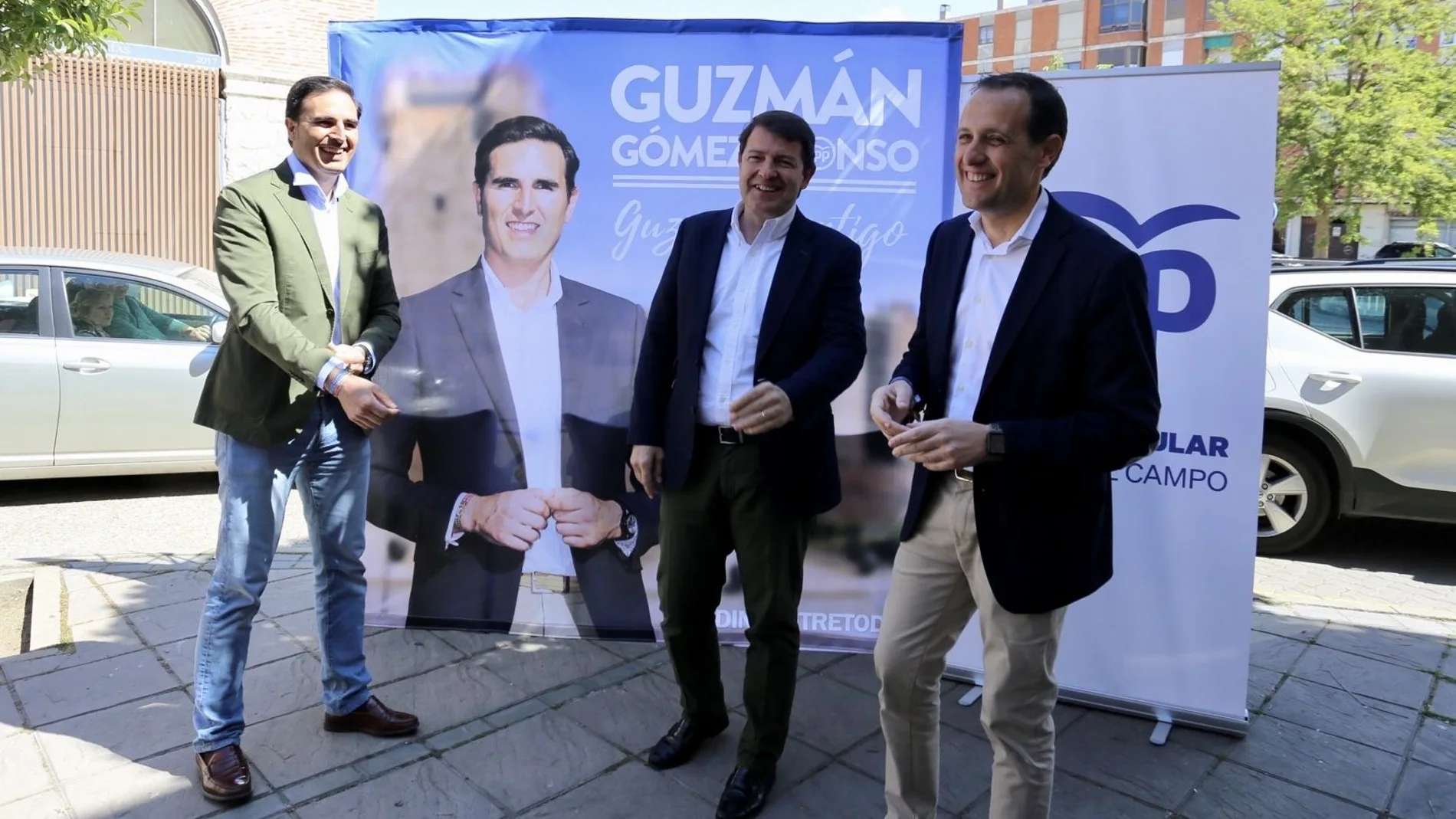 El candidato del PP en Medina del Campo, Guzmán Gómez, junto a Mañueco y Conrado Íscar