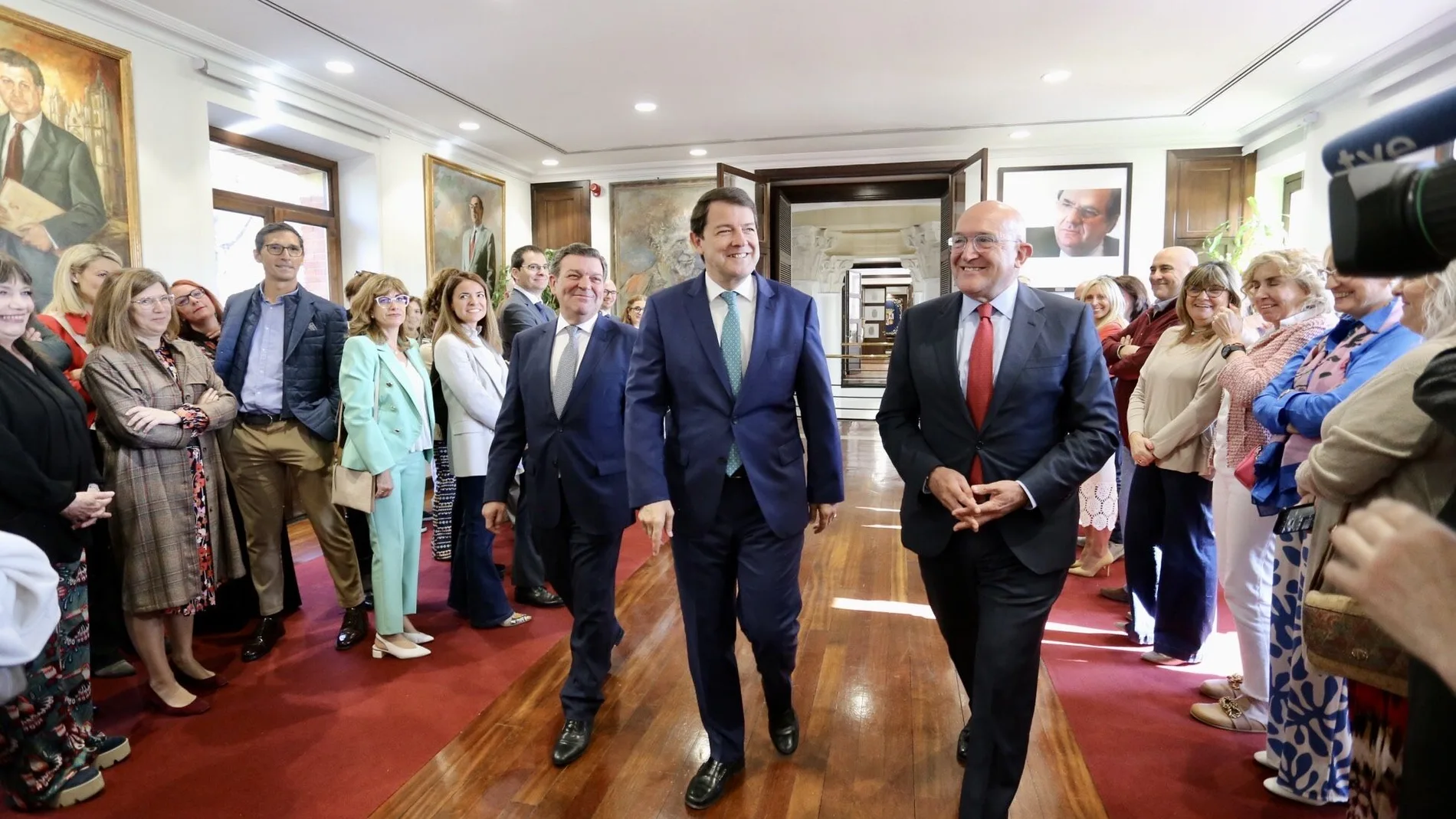 Mañueco junto a González gago y Jesús Julio Carnero en la sede de Presidencia