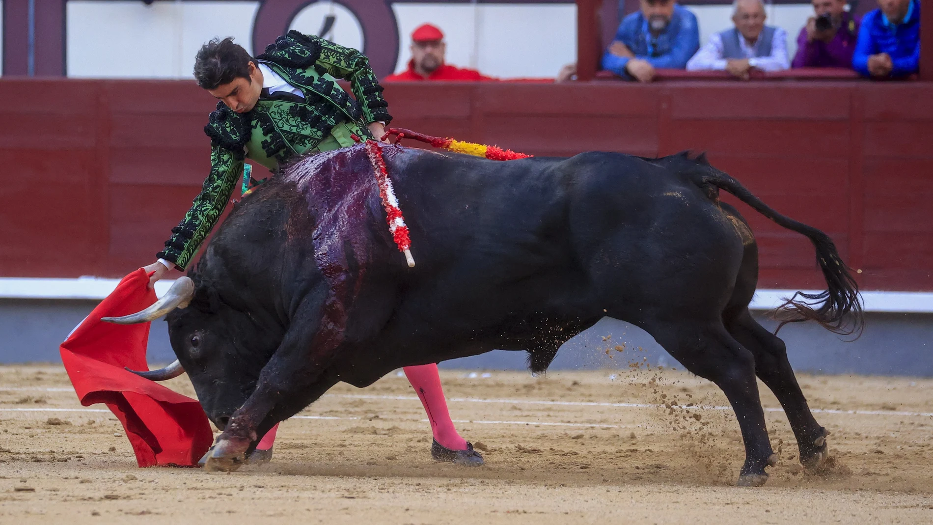 El torero Miguel Ángel Perera da un pase a su segundo toro durante el festejo taurino de la Feria San Isidro este lunes en la Monumental de las Ventas, con astados para los diestros Miguel Ángel Perera, Angel Téllez e Isaac Fonseca