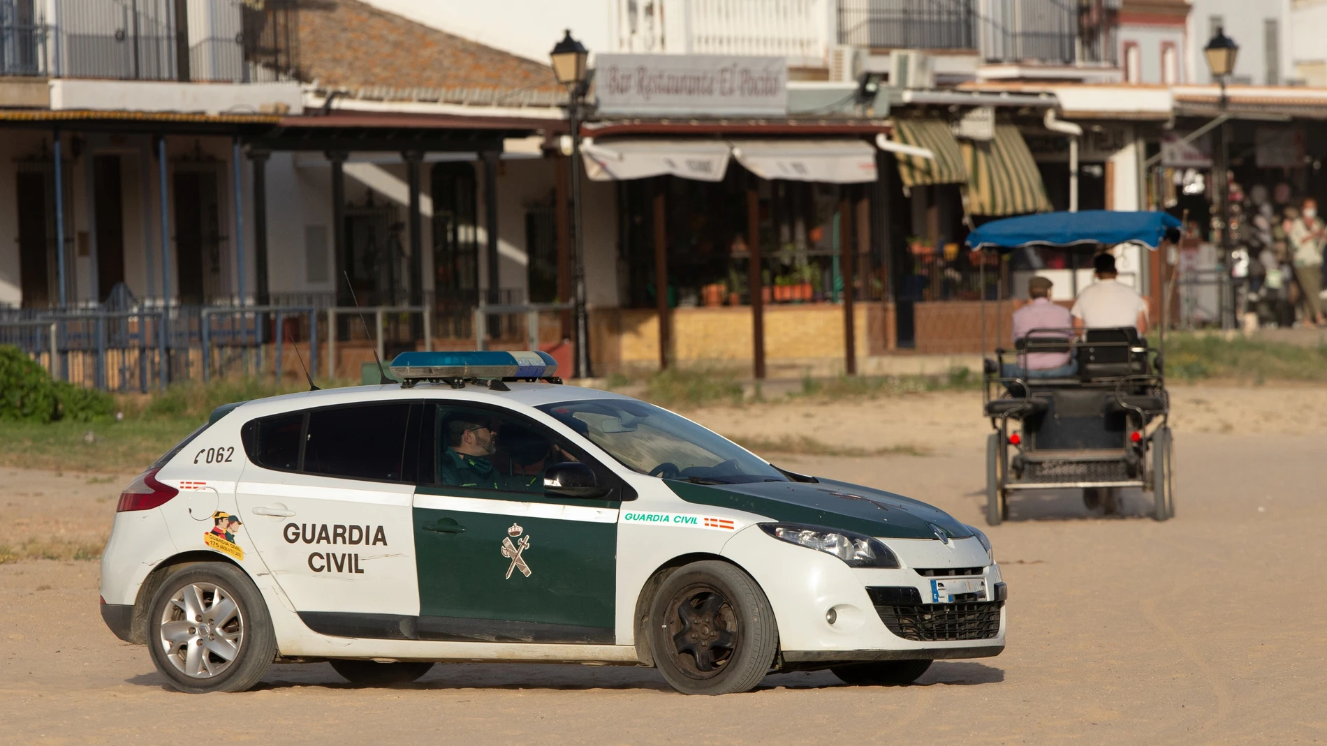 Un vehículo de la Guardia Civil en la aldea del Rocío
