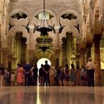 Turistas en el interior de la Mezquita-Catedral de Córdoba