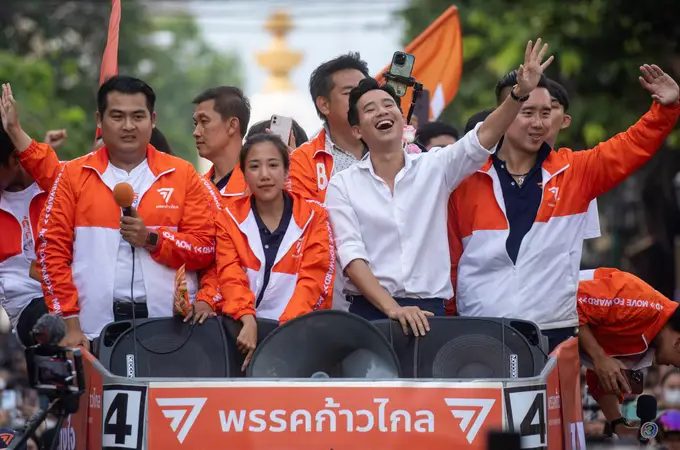 Aplastante victoria electoral de la oposición tailandesa desafiando al poder militar que apunta a un futuro incierto