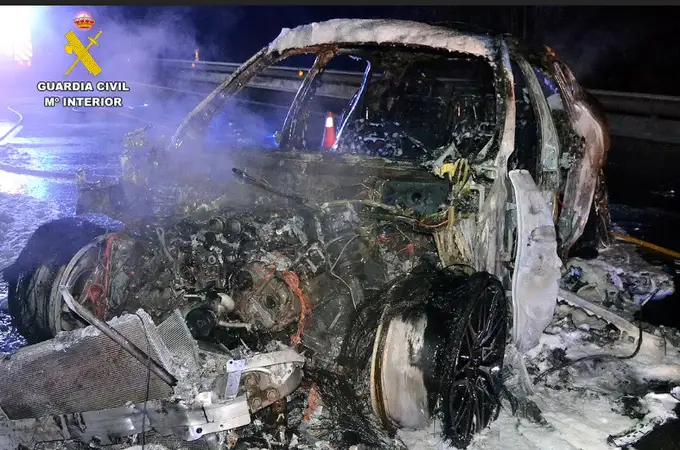 Abandona el vehículo tras provocar un accidente y el automóvil se quema en medio de la autovía