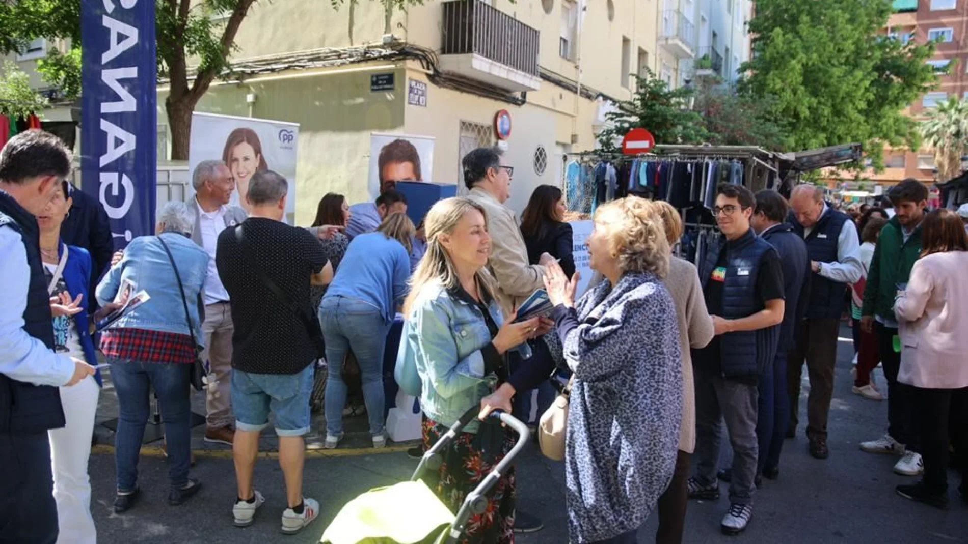 El PP visitó ayer el Mercado de Algirós