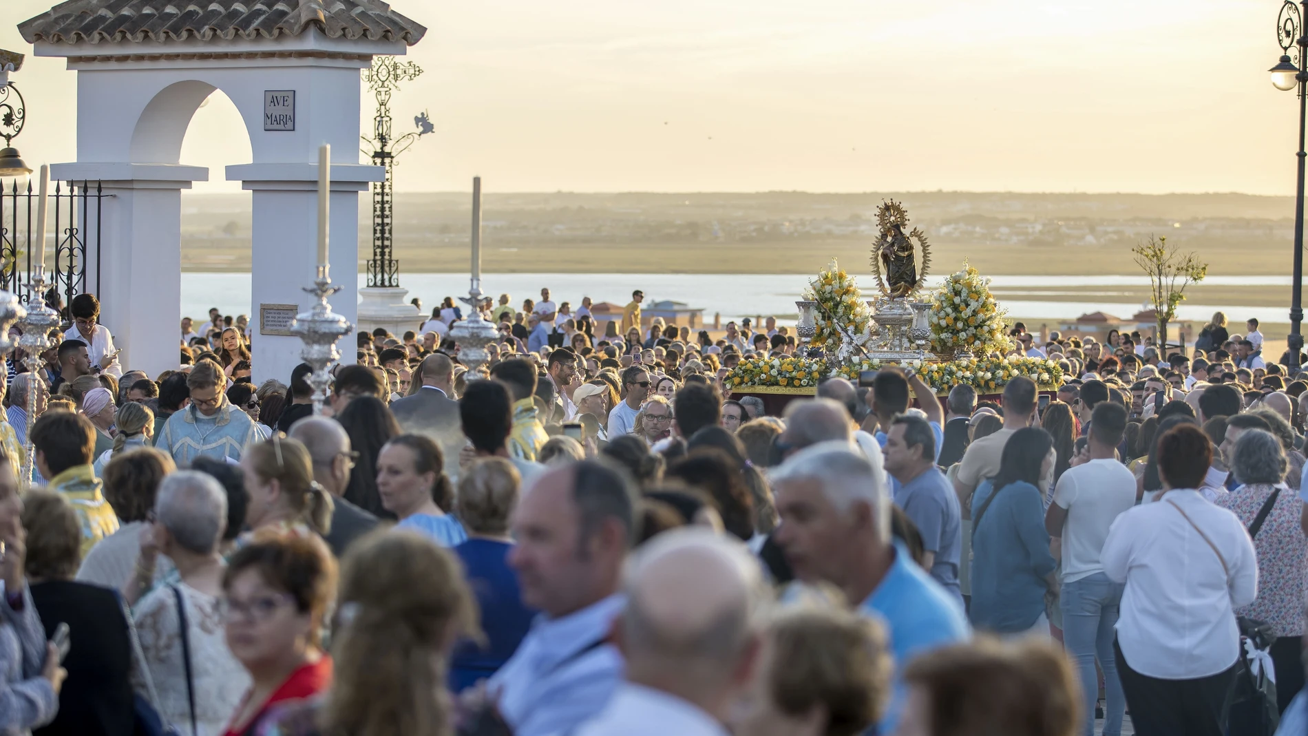 La Virgen de la Cinta, patrona de Huelva, recorrió el entorno de su santuario