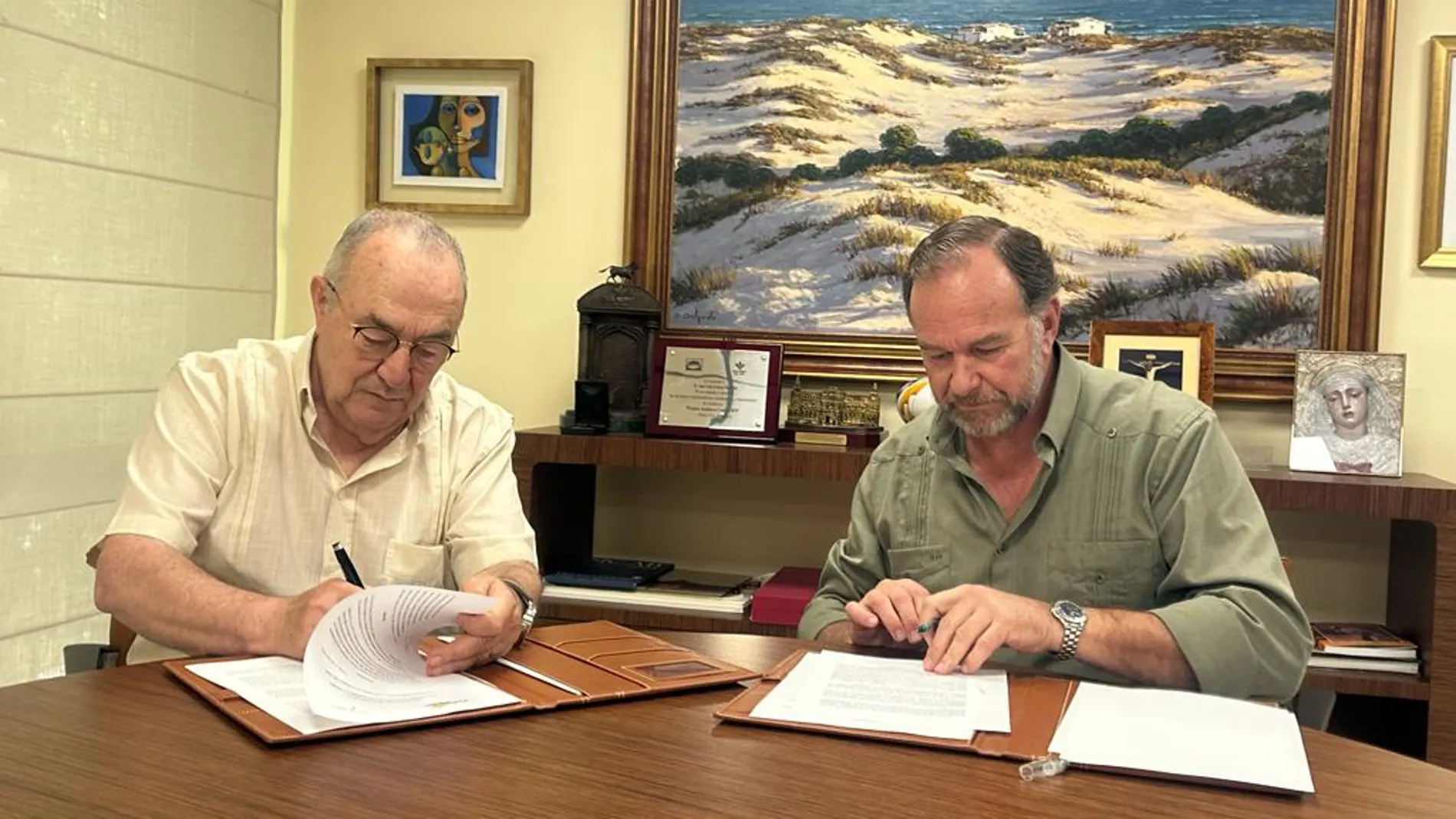 El presidente de la Academia, Julio Moreno, y el presidente de Caja Rural del Sur y su Fundación, José Luis García-Palacios Álvarez en la firma del convenio