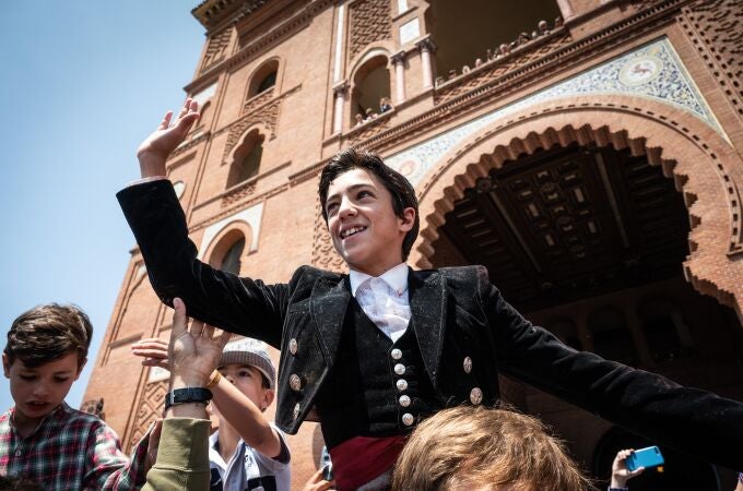  El joven Marco Pérez sale a hombros tras la clase práctica con tres erales de Jandilla - Vegahermosa, este lunes en la Monumental de Las Ventas. 