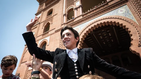 El joven Marco Pérez sale a hombros tras la clase práctica con tres erales de Jandilla - Vegahermosa, este lunes en la Monumental de Las Ventas.