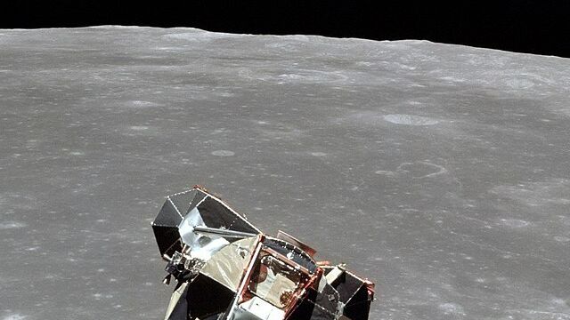 Vista del módulo lunar Eagle del Apolo 11 cuando regresaba de la superficie de la Luna para acoplarse al módulo de mando Columbia.