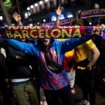 Aficionados del FC Barcelona celebran la liga 2022-2023