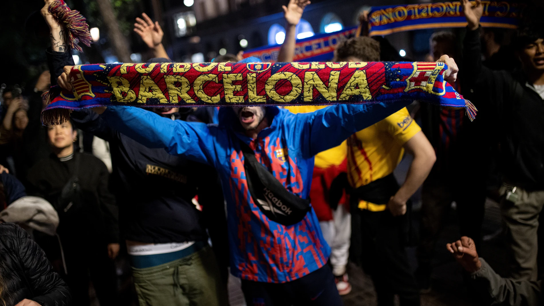 Aficionados del FC Barcelona celebran la victoria contra el RCD Espanyol, a 14 de abril de 2023, en Barcelona, Catalunya (España). Los aficionados han salido a La Rambla de Canaletas para celebrar la victoria de su equipo en el derbi barcelonés contra el RCD Espanyol. Los azulgrana se han impuesto con un 2-4 y se han proclamado campeones de La Liga. Lorena Sopêna / Europa Press 14/05/2023