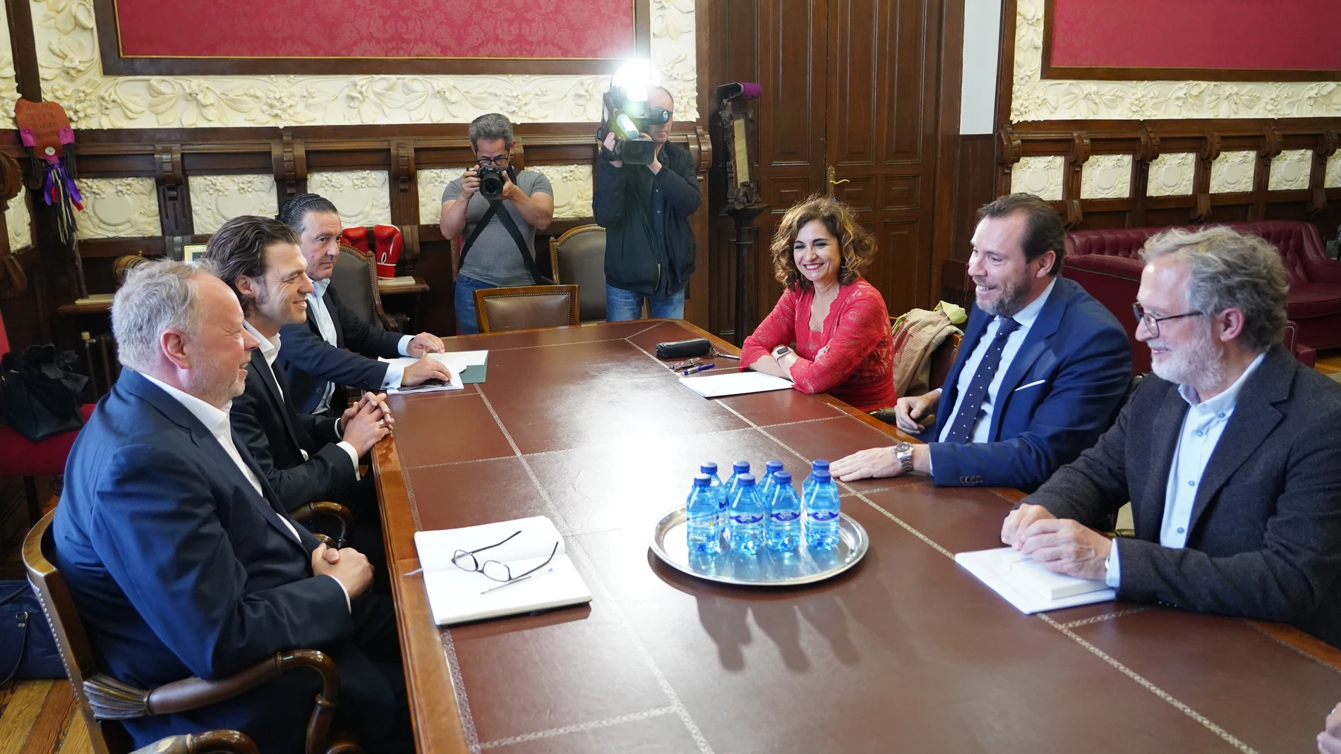 Puente y la ministra Montero junto a representantes de Inobat