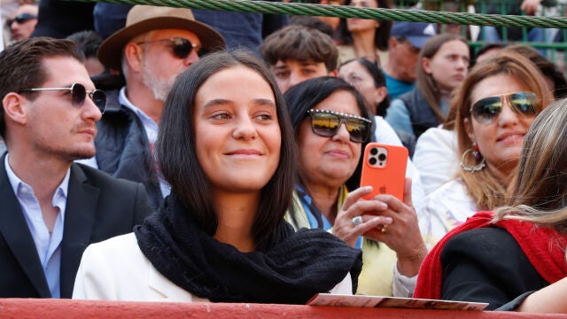 Victoria Federica en la plaza de toros viendo a Roca Rey.