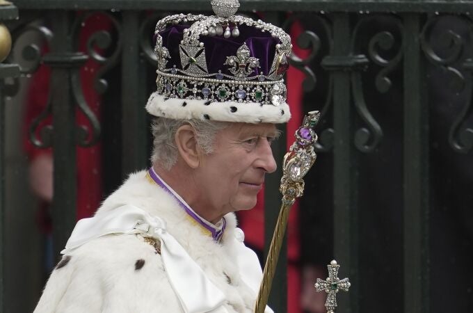 ¿Puede quedarse Carlos III sin las joyas de la corona?