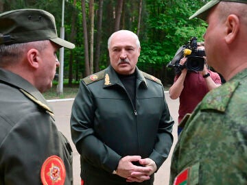 Lukashenko reaparece en mitad de los rumores sobre su muerte