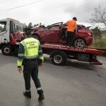 Un Guardia Civil vigila la retirada del coche siniestrado, en un accidente en el que fallecieron otros cuatro jóvenes -con edades comprendidas entre 17 y 19 años, en Xove, Lugo, Galicia.