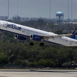 Un avión de JetBlue Airlines despega del aeropuerto Fort Lauderdale-Hollywood International en Florida