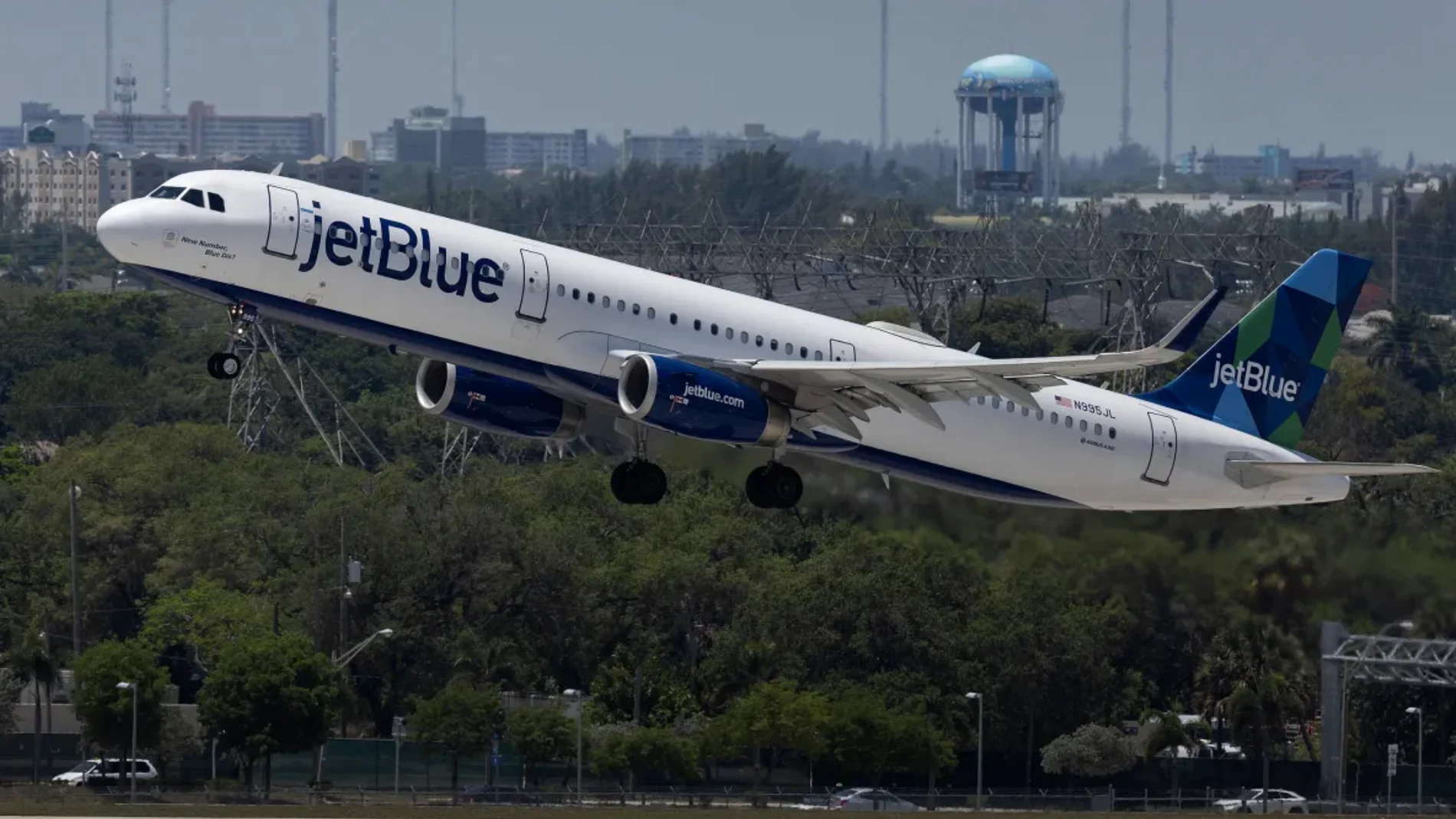Un avión de JetBlue Airlines despega del aeropuerto Fort Lauderdale-Hollywood International en Florida