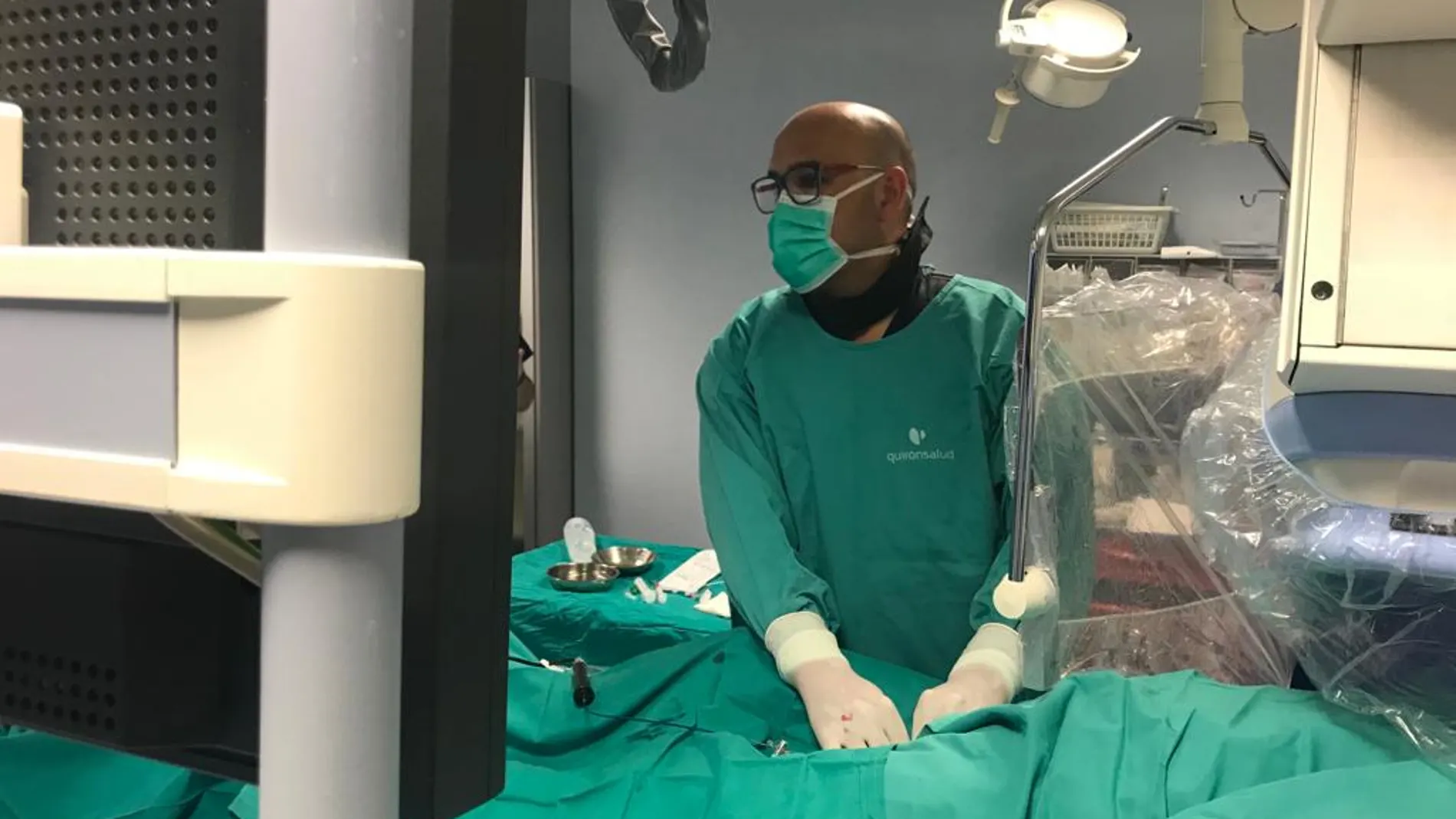 El cardiólogo Juan Manuel Fernández durante una operación