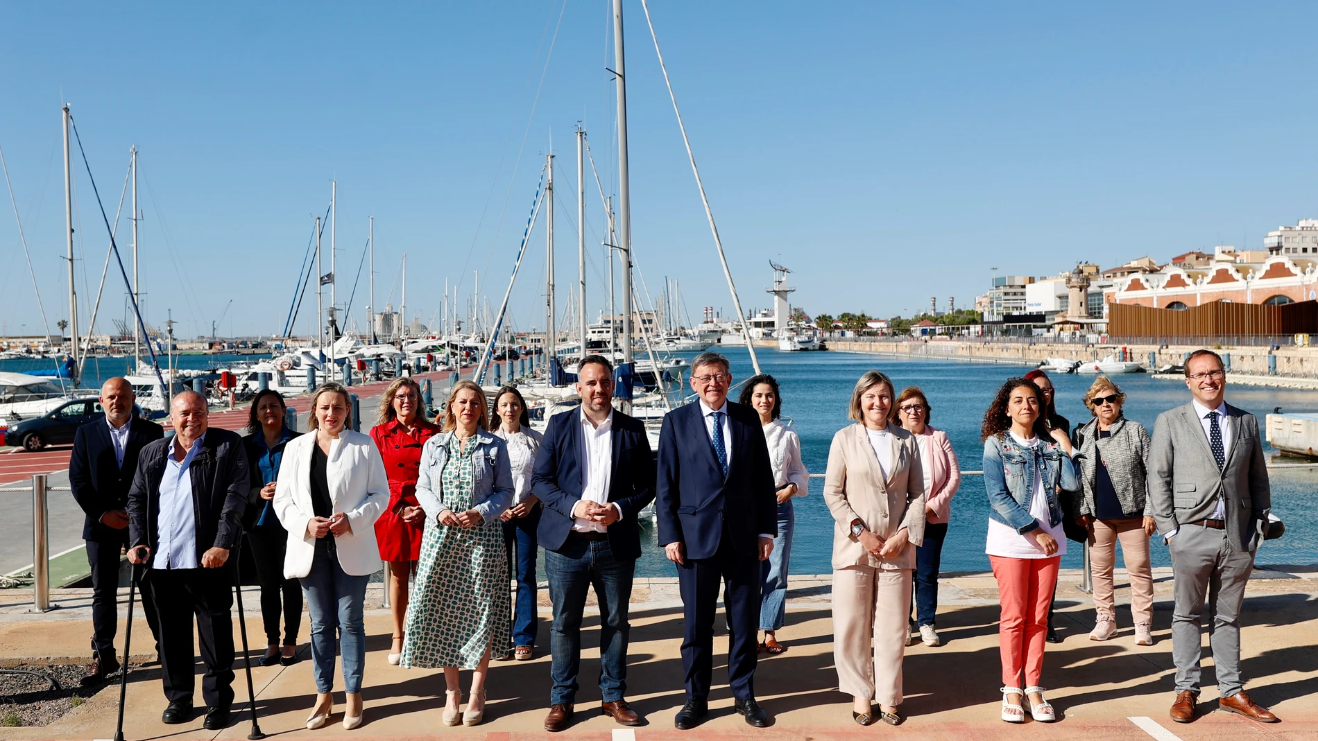 El president de la Generalitat y candidato socialista a la reelección, Ximo Puig, se hace una foto de familia con los candidatos autonómicos del PSPV-PSOE por la provincia de Castellón