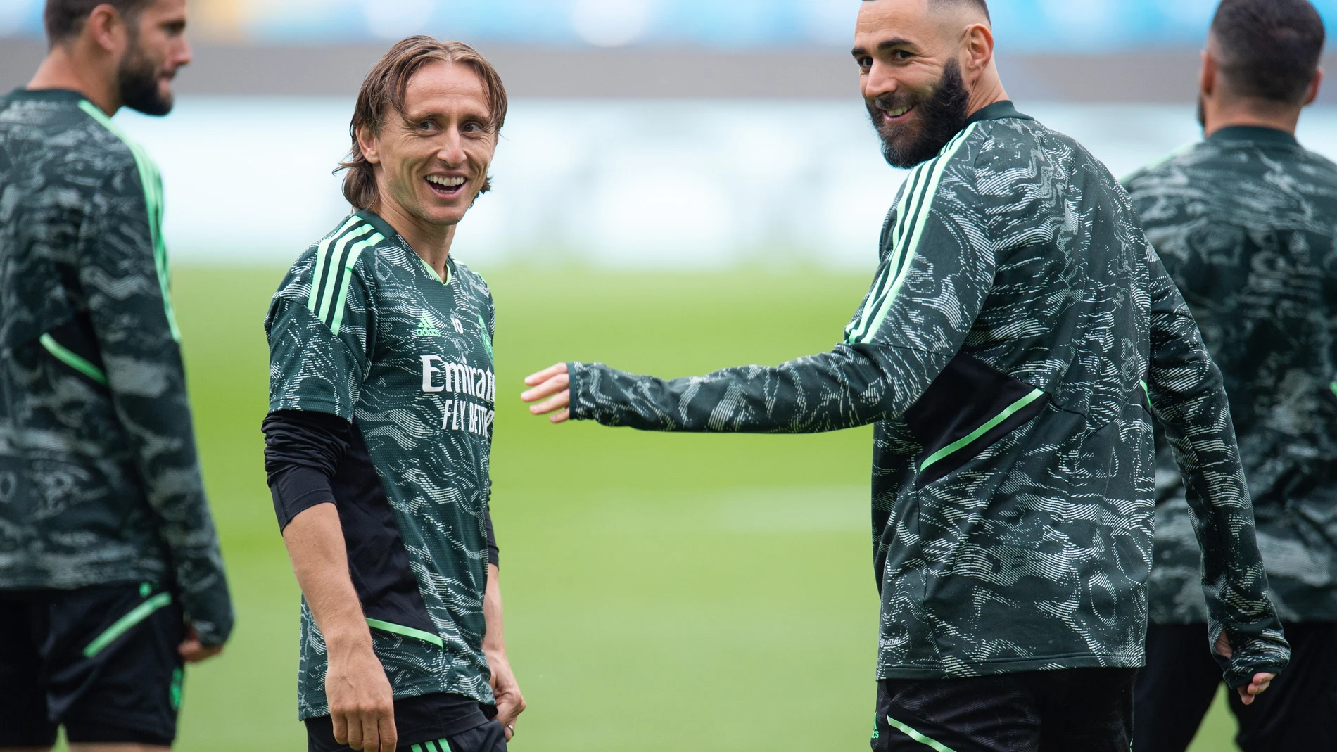 Manchester (United Kingdom), 16/05/2023.- Real Madrid's players Luka Modric (L) and Karim Benzema (R) attend a training session held at the Etihad Stadium, Manchester, Britain, 16 May 2023. Real Madrid face Manchester City in a UEFA Champions League semi-finals, 2nd leg soccer match on 17 May. (Liga de Campeones, Reino Unido) EFE/EPA/PETER POWELL 