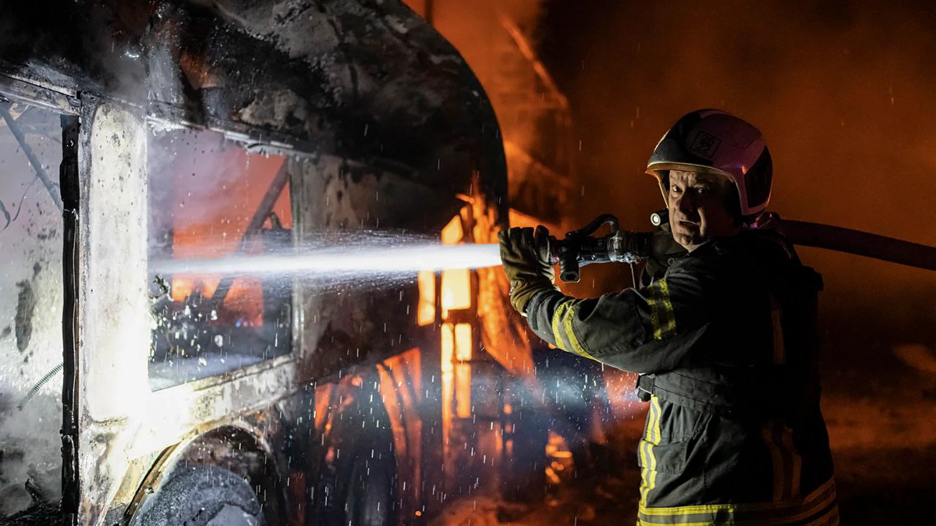 Kyiv (Ukraine), 16/05/2023.- A handout photo released by the press service of the State Emergency Service (SES) of Ukraine shows rescuers putting out a fire following a rocket attack, in Kyiv (Kiev), Ukraine, 16 May 2023, amid Russia's invasion. According to Yuriy Ignat, the speaker of the Air Force of the Armed Forces of Ukraine, Russian forces launched attacks on Ukraine with 18 missiles of various types, adding that all the 18 missiles were destroyed. According to the Kyiv Regional Military Administration, missile debris fell in Kyiv's Solomianskyi, Shevchenkivskyi, Sviatoshynskyi, Obolonskyi and Darnytskyi districts. Russian troops entered Ukrainian territory in February 2022, starting a conflict that has provoked destruction and a humanitarian crisis. (Atentado, Incendio, Rusia, Ucrania) EFE/EPA/STATE EMERGENCY SERVICE OF UKRAINE HANDOUT -- BEST QUALITY AVAILABLE -- MANDATORY CREDIT: STATE EMERGENCY SERVICE OF UKRAINE -- HANDOUT EDITORIAL USE ONLY/NO SALES
