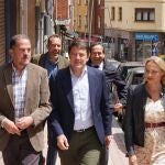 El presidente de los populares de Castilla y León junto a Carlos Iturgáiz, Raquel González y Héctor Palencia a su llegada a Baracaldo